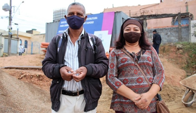 Foto de casal de máscara em obra