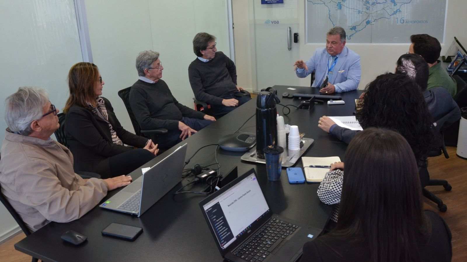 Reunião da Prefeitura de Jundiaí sobre a formação profissional em aviação.
