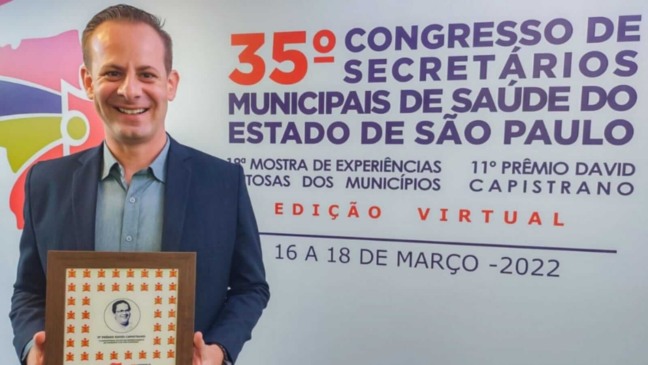O gestor Tiago Texera recebe o prêmio David Capistrano no 35º Congresso de Secretários Municipais de Saúde do Estado de São Paulo
