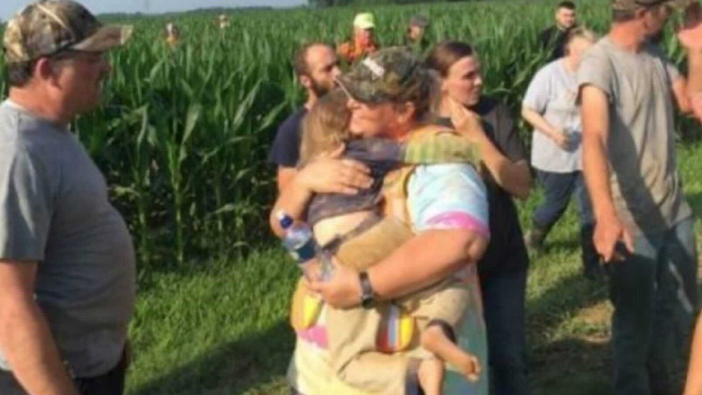 Mulher abraçando menina