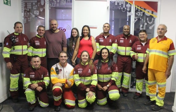 profissionais reunidos junto com paciente
