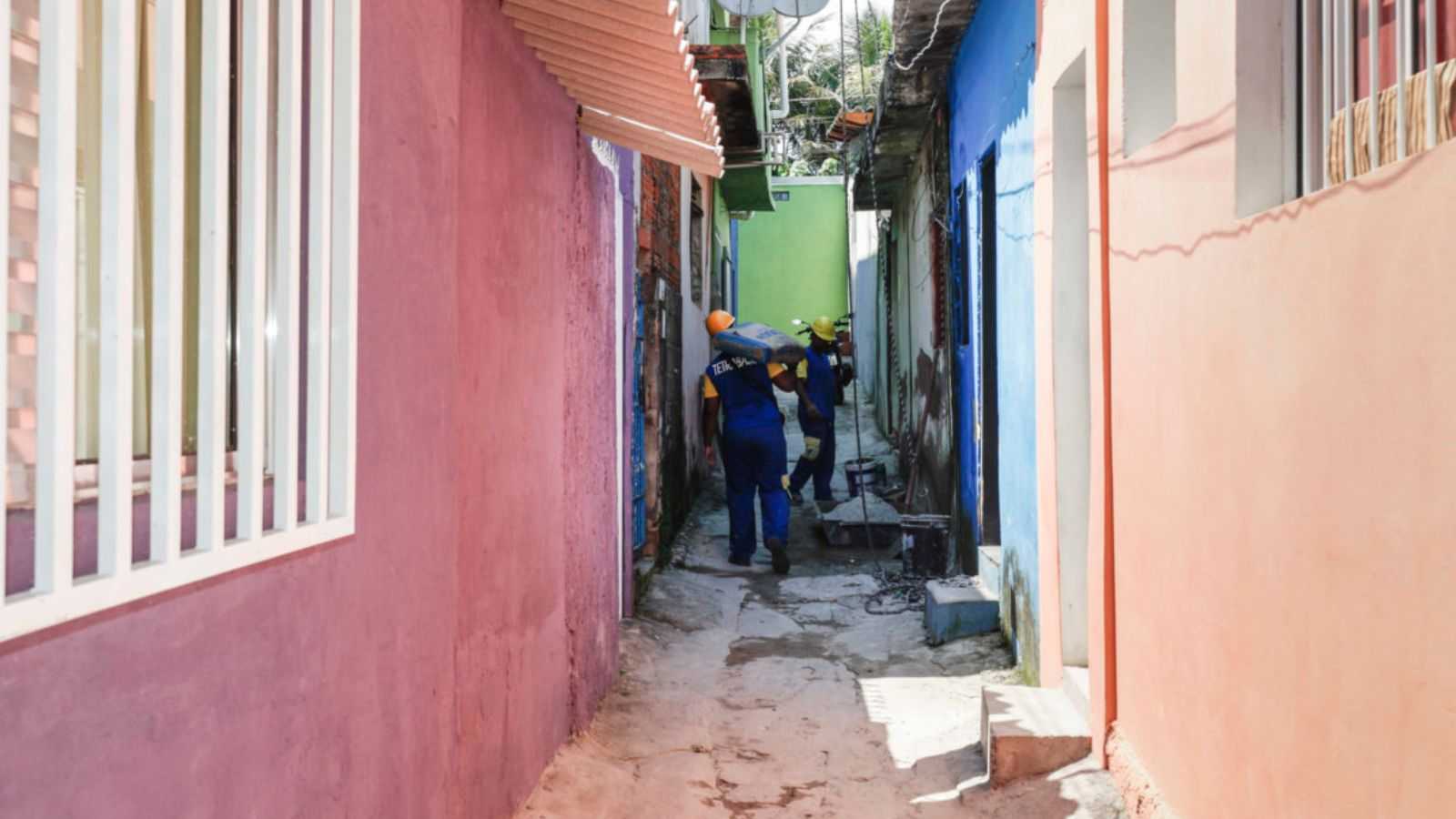 Profissionais reformando casa.