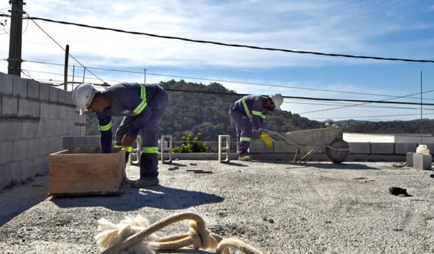 Membros da equipe de obras trabalham em laje