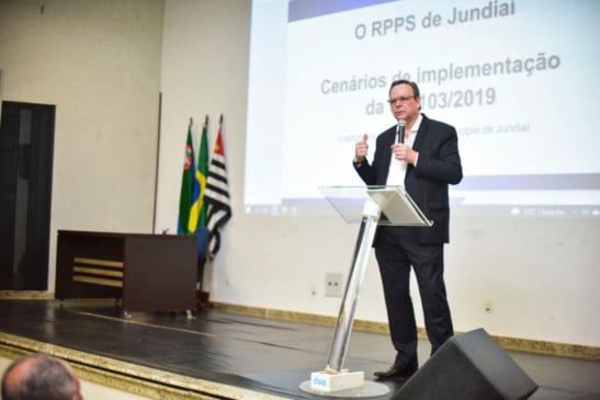 homem fazendo uma apresentação em um palco