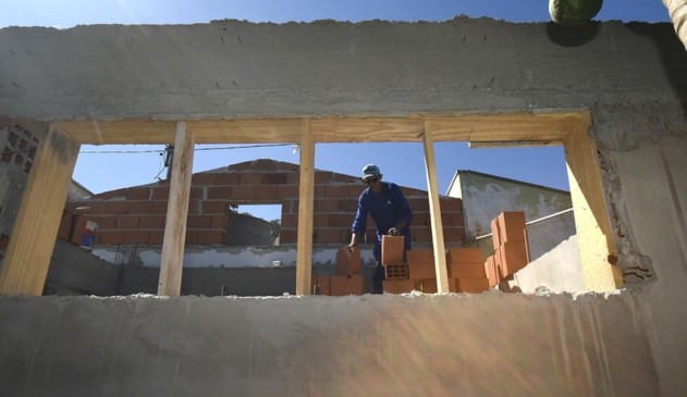 pedreiro em obra