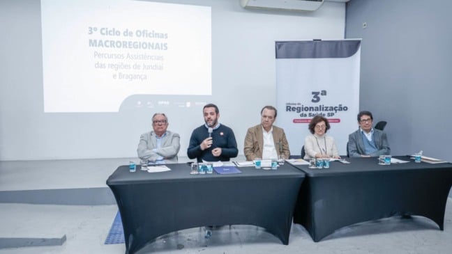 Prefeito de Jundiaí Gustavo Martinelli acompanhado de outras autoridades de Jundiaí.