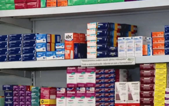 Remédios em fileiras na Farmácia