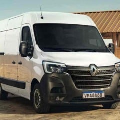 Renault Master branca estacionada em ambiente externo, destacando visual robusto e ideal para transporte comercial e food truck.
