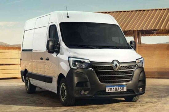 Renault Master branca estacionada em ambiente externo, destacando visual robusto e ideal para transporte comercial e food truck.