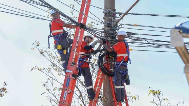 Servidores públicos realizando reordenamento de cabo em Jundiaí.