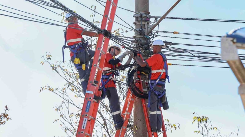 Servidores públicos realizando reordenamento de cabo em Jundiaí.