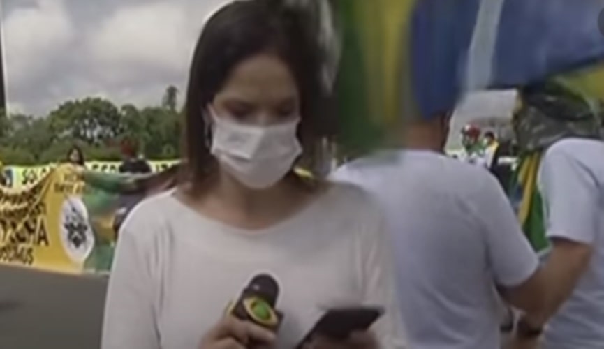 Foto de repórter levando bandeirada na cabeça Foto de repórter levando bandeirada na cabeça