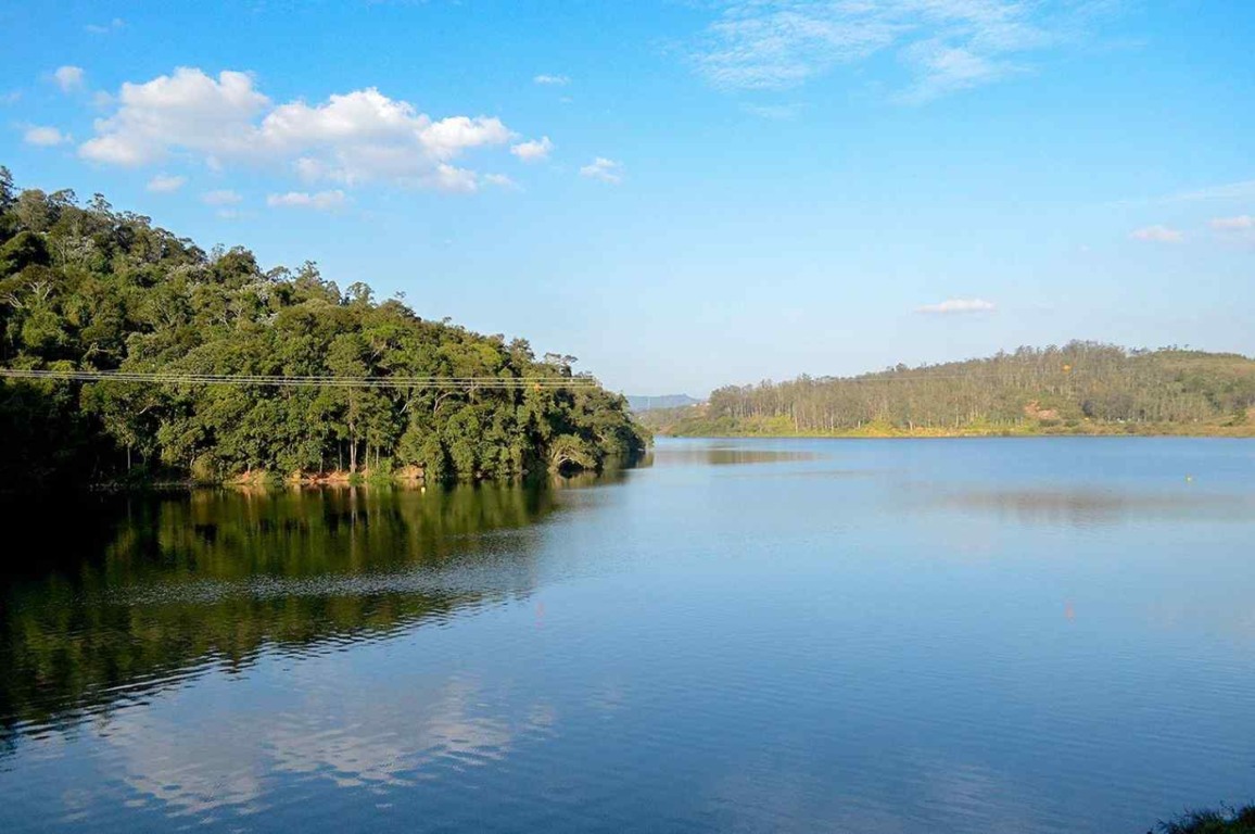 Vista da represa Paiva Castro, ponto de origem da adutora Paiva Castro em São Paulo Vista da represa Paiva Castro, ponto de origem da adutora Paiva Castro em São Paulo