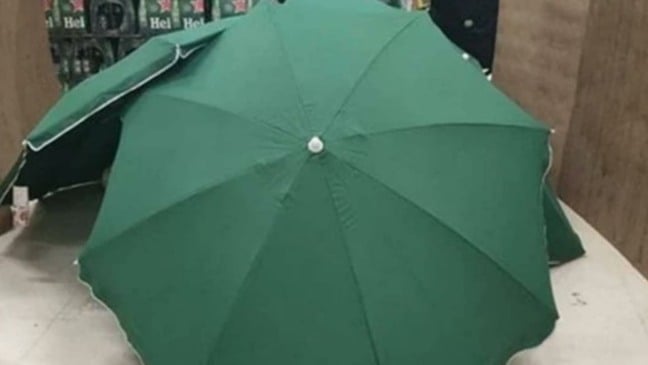 Foto de guarda-sóis usados para esconder o corpo do funcionário na loja do Carrefour em Recife.