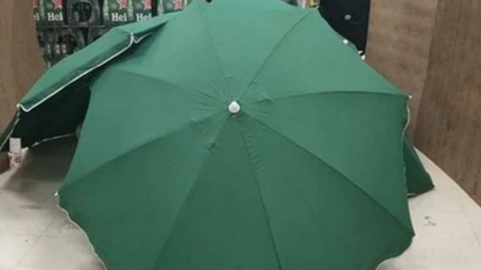 Foto de guarda-sóis usados para esconder o corpo do funcionário na loja do Carrefour em Recife.