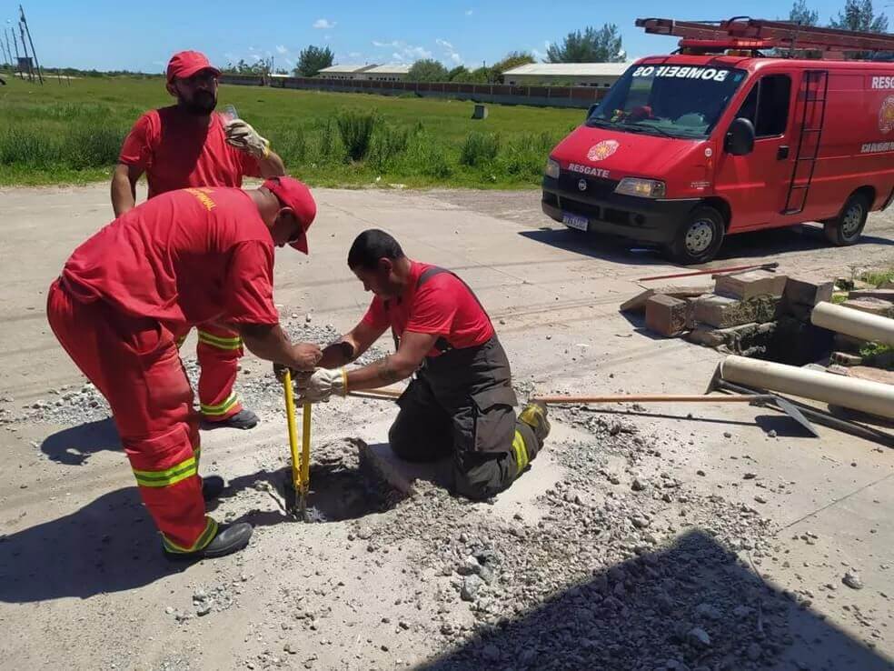 Bombeiros resgatando cachorro em bueiro