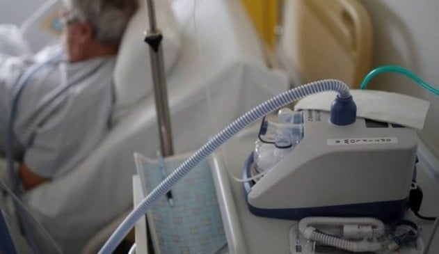 Foto de paciente usando respirador