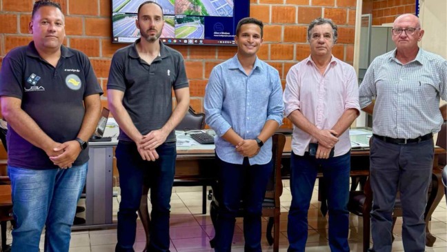 Autoridades de Jundiaí e do Estado posam para foto.