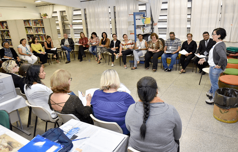 Grupo de pessoas sentado em cadeiras em roda de conversa