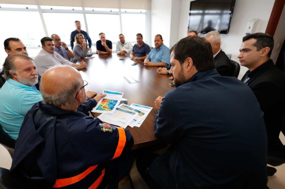 Luiz Fernando e equipe estiveram reunidos para monitorar os impactos da chuva e traçar estratégias preventivas. Foto: Prefeitura de Jundiaí