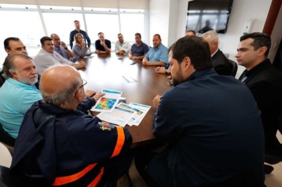 Luiz Fernando e equipe estiveram reunidos para monitorar os impactos da chuva e traçar estratégias preventivas. Foto: Prefeitura de Jundiaí