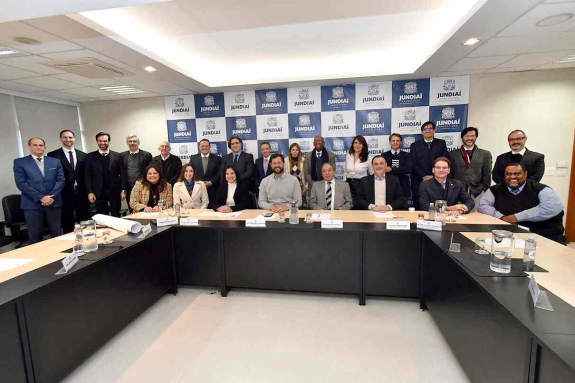 Autoridades se reuniram com o prefeito Luiz Fernando no Paço Municipal e ficaram satisfeitos com a área apresentada Autoridades se reuniram com o prefeito Luiz Fernando no Paço Municipal e ficaram satisfeitos com a área apresentada