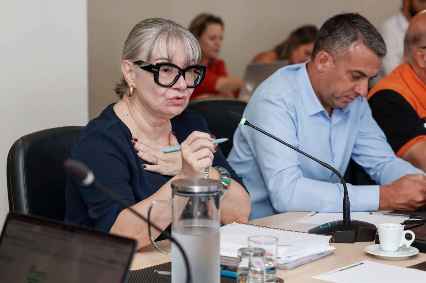 Dra. Márcia Facci fala durante reunião da Prefeitura de Jundiaí sobre ações de combate à dengue, ao lado de outros gestores.