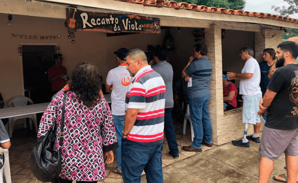 Foto da reunião com moradores de costas