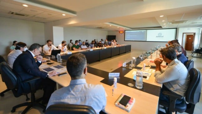 Jundiaí: Unidade Central de Entregas monitora projetos do governo em reunião de plataformas