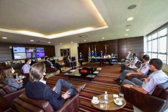 pessoas reunidas em uma sala de reunião