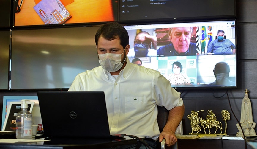 Foto de prefeitos durante reunião online