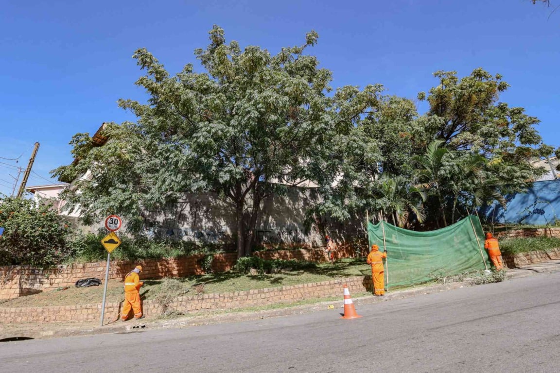 Foto de servidores públicos revitalizando praças em Jundiaí.