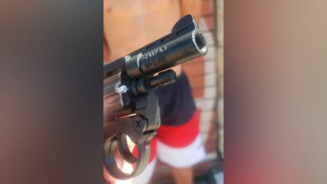 Réplica revólver. (Foto: Divulgação/GMJ)