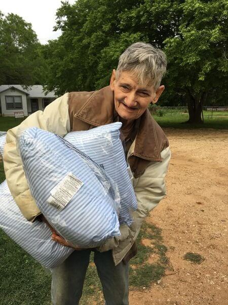 Homem carregando sacos