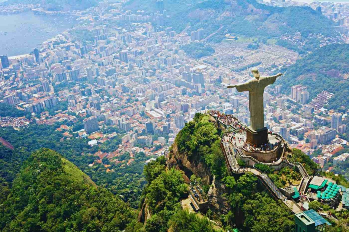 Vista aérea do Cristo Redentor e cidade do Rio de Janeiro, onde turista de Jundiaí foi encontrada desacordada após excursão.