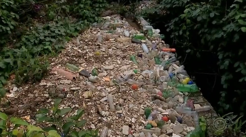 acumulo de lixo trazido pela chuva