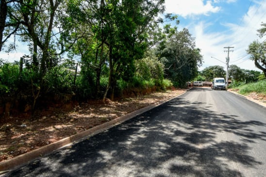 Asfalto no rio Acima. (Foto: Divulgação)