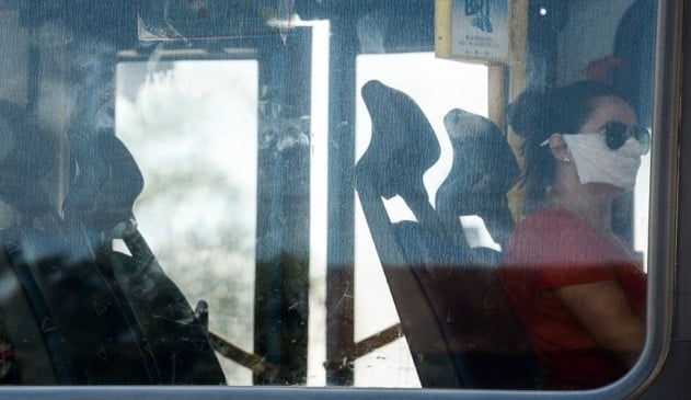 Foto de passageira de ônibus com máscaras