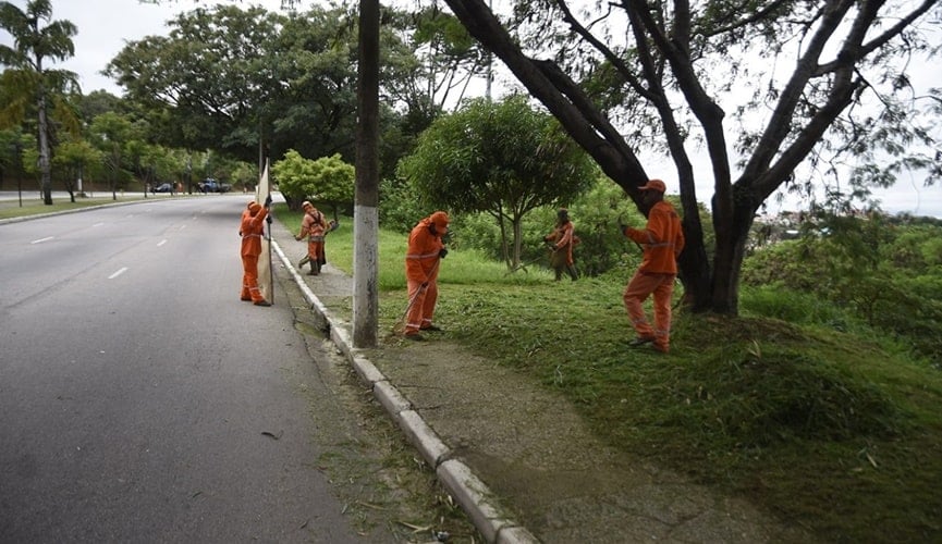Foto de funcionários trabalhando em via pública
