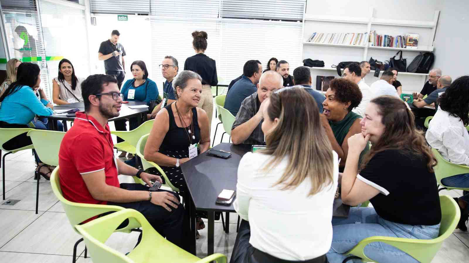 Pessoas em reunião de negócios.