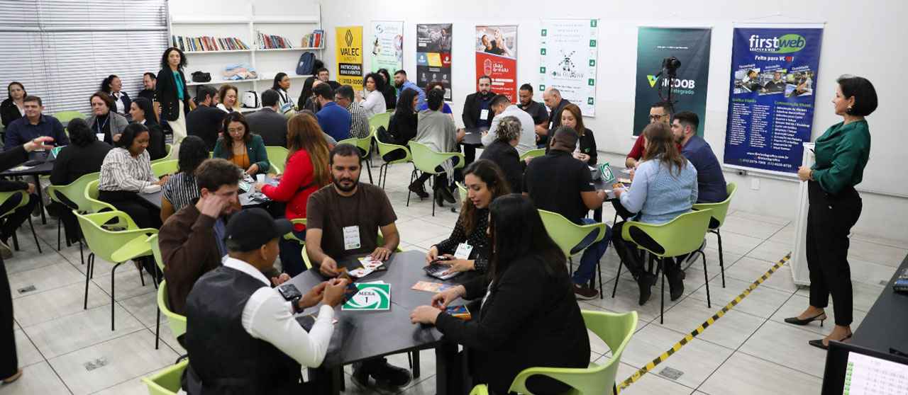 Empreendedores participando da Rodada de Negócios organizada pela ACE Jundiaí, trocando contatos e discutindo oportunidades.