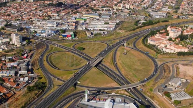 Rodovias em imagem aérea.
