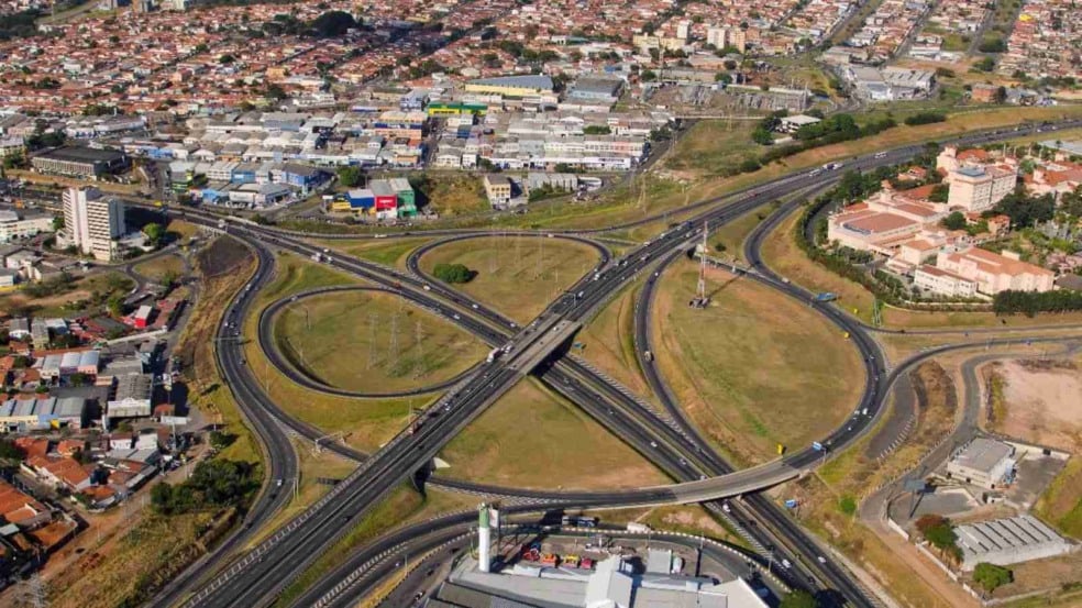 Rodovias em imagem aérea.