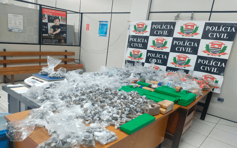 Ao todo, foram apreendidos cerca de 4.576 porções e 35 tijolos de maconha. (Foto: G1)