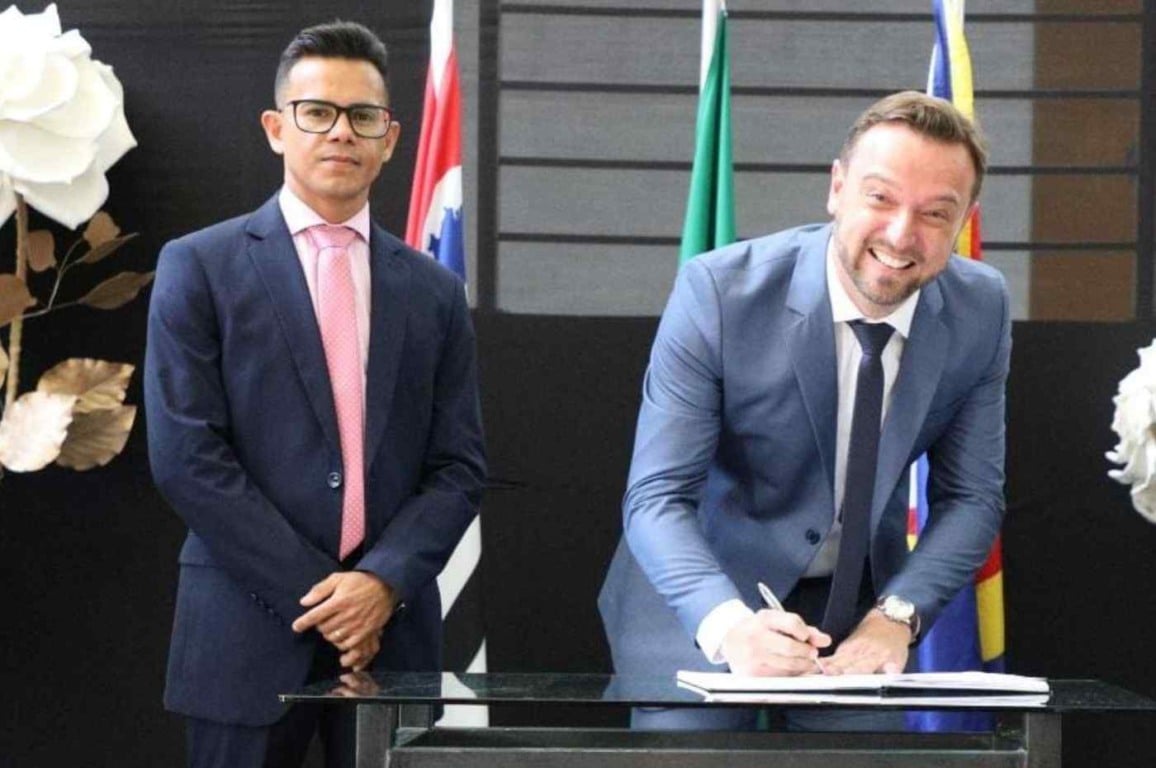 Rogério Cavalin assina posse ao lado de Isaque Messias em cerimônia oficial no Paço Municipal de Itupeva, com bandeiras ao fundo. Rogério Cavalin assina posse ao lado de Isaque Messias em cerimônia oficial no Paço Municipal de Itupeva, com bandeiras ao fundo.