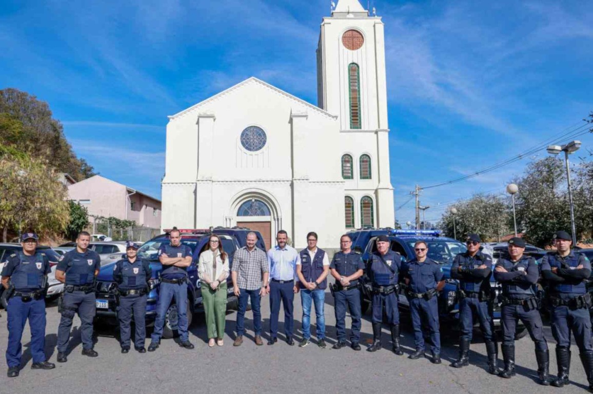 Agentes da Guarda Municipal e autoridades posam em frente a igreja durante o lançamento da Ronda Rural em Jundiaí.