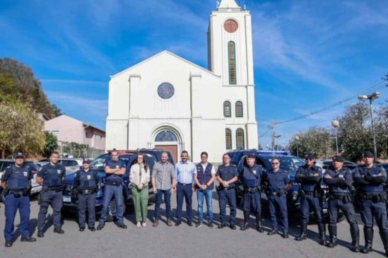 Agentes da Guarda Municipal e autoridades posam em frente a igreja durante o lançamento da Ronda Rural em Jundiaí.