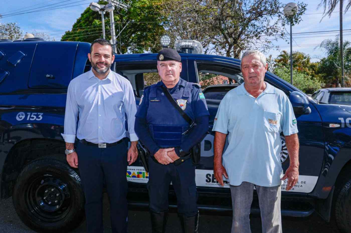 Prefeito de Jundiaí, agente da Guarda Municipal e morador rural posam em frente à viatura da Ronda Rural recém-implantada.
