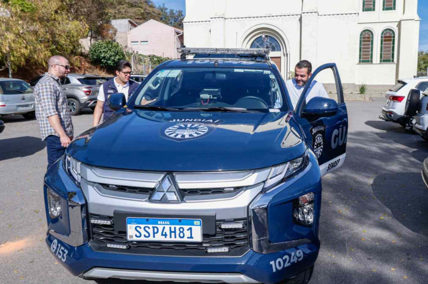 Autoridades municipais observam viatura da Guarda de Jundiaí durante apresentação do veículo da Ronda Rural.