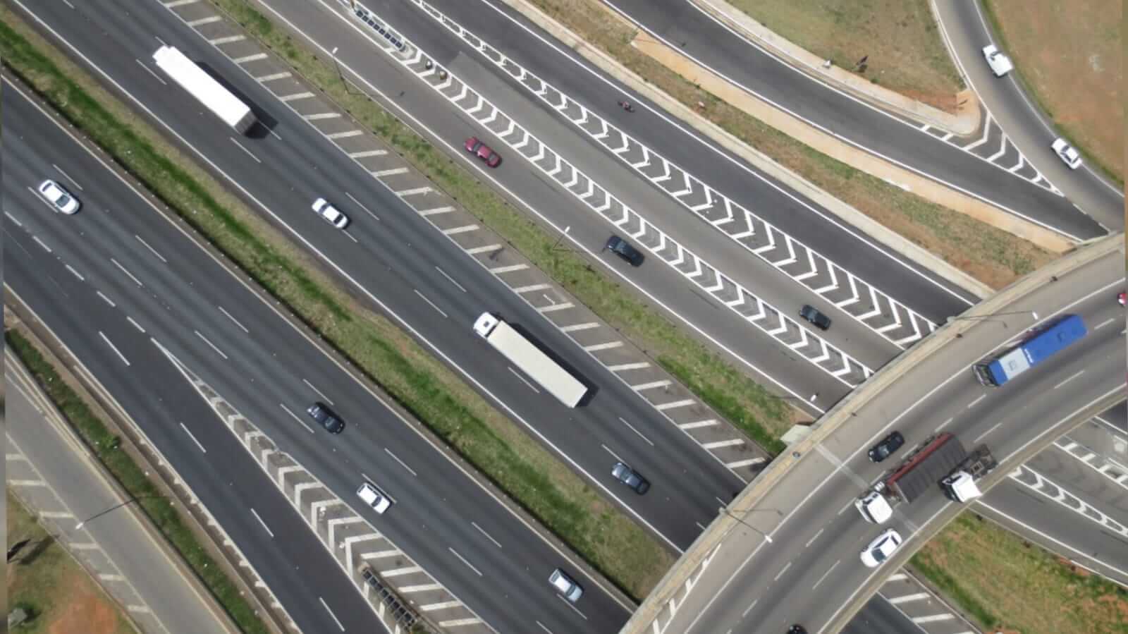 Carros passando Corredor Dom Pedro